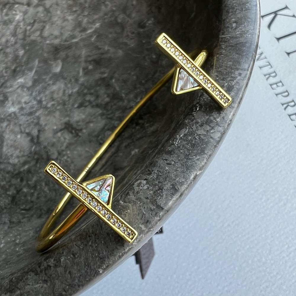 Elegant Gold Bracelet with Crystal Accents